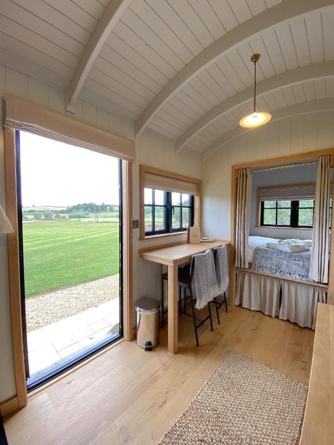 The Black Swan Shepherd Hut Ketton 외부 사진